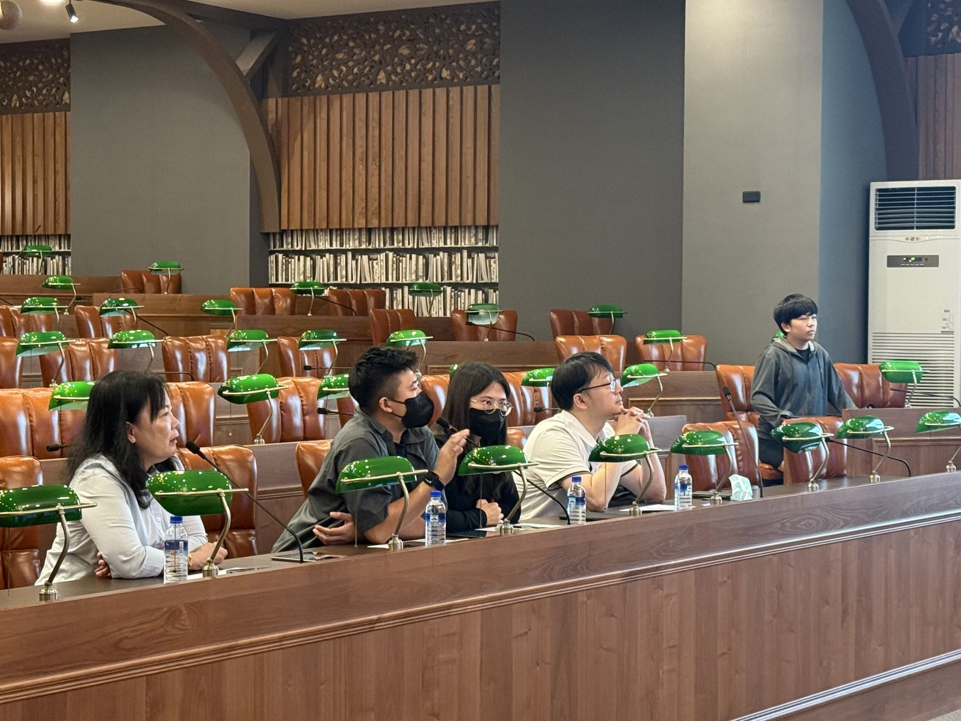 課程流程：需求 → 架構 → 設計 → 切版 → 功能 → 佈署